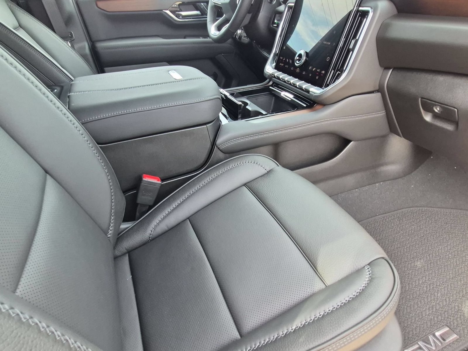 New 2026 GMC Yukon Denali w/ Denali Reserve Package AWD/4WD image 32