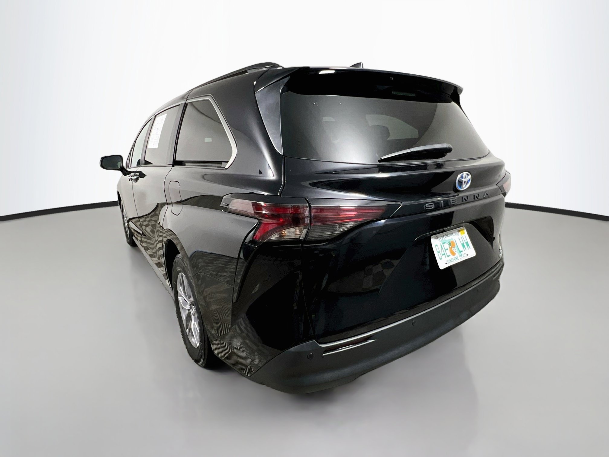 Used 2024 Toyota Sienna XLE FWD image 8