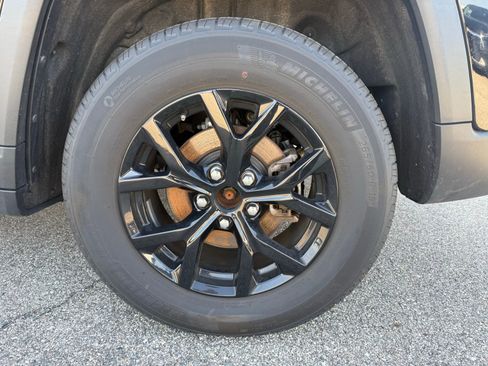 Used 2025 Jeep Grand Cherokee Altitude AWD/4WD image 8