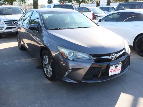 Used 2015 Toyota Camry SE image 2