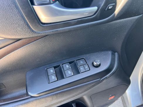 Used 2017 Toyota Highlander Limited image 11