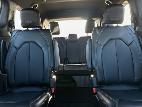 Certified 2025 Chrysler Pacifica Select image 16