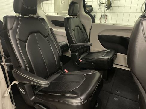 Used 2023 Chrysler Pacifica Touring-L FWD image 19