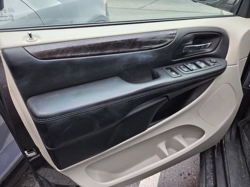 Used 2018 Dodge Grand Caravan SE w/ UConnect Hands-Free Group FWD image 9