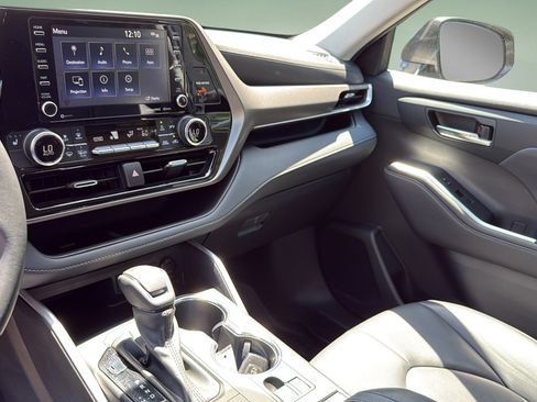 Used 2022 Toyota Highlander XLE AWD/4WD image 26