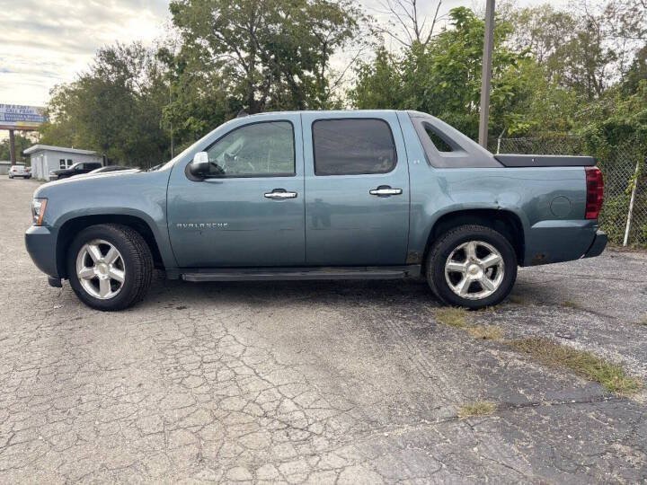 Used 2010 Chevrolet Avalanche LT w/ Regional Value Package AWD/4WD image 2