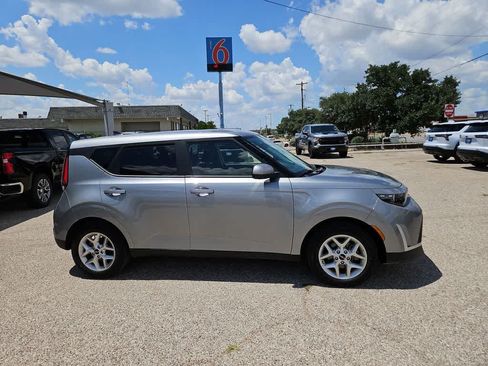 Used 2025 Kia Soul LX w/ LX Technology Package FWD image 9