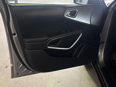 Used 2025 Kia Soul LX w/ LX Technology Package image 18