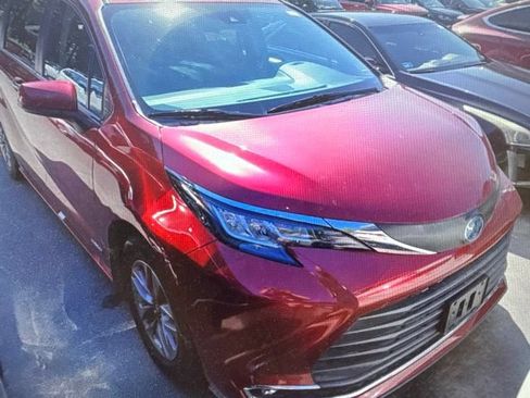 Used 2021 Toyota Sienna XLE AWD/4WD image 16