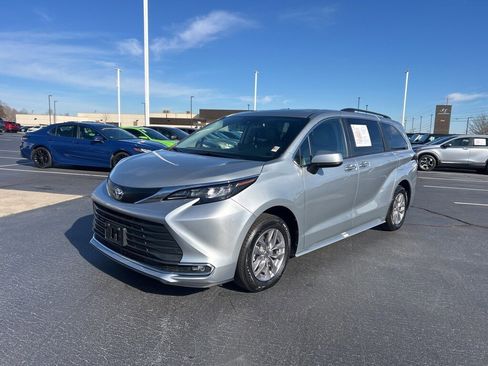Used 2024 Toyota Sienna XLE image 1