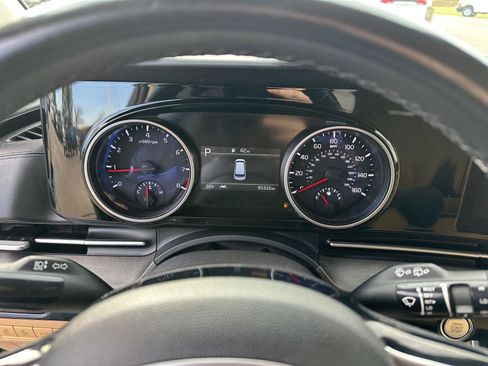 Used 2022 Kia Carnival EX image 29