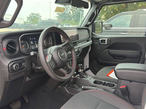 Used 2025 Jeep Wrangler Unlimited Rubicon AWD/4WD image 5