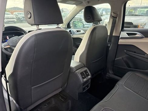 Used 2025 Volkswagen Taos SE FWD image 24