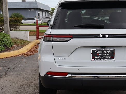 Used 2022 Jeep Grand Cherokee Laredo w/ Luxury Tech Group I image 14