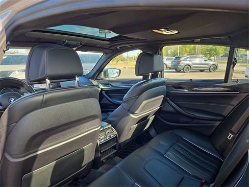 Used 2019 BMW M550i xDrive w/ Dynamic Handling Package image 28