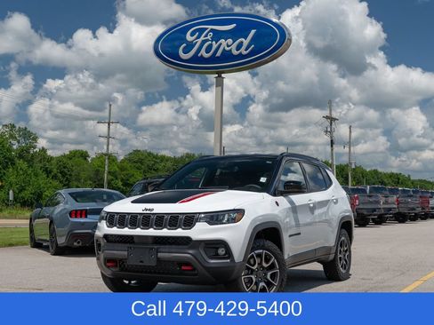Used 2025 Jeep Compass Trailhawk AWD/4WD image 2