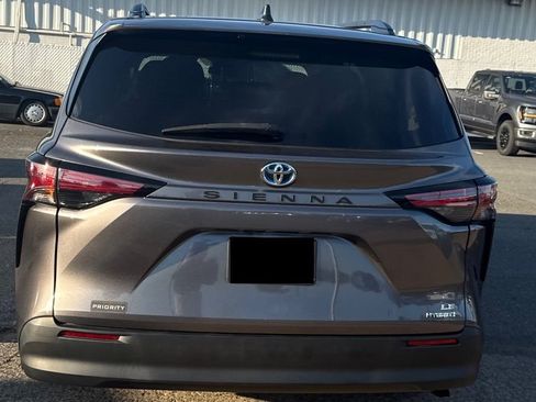 Used 2021 Toyota Sienna LE FWD image 6