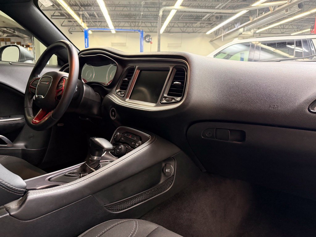 Used 2016 Dodge Challenger SXT w/ Driver Convenience Group RWD image 10