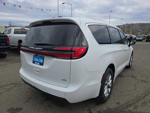 New 2026 Chrysler Pacifica Select image 5