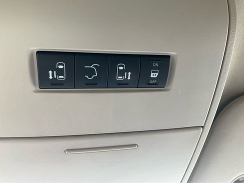 Used 2011 Chrysler Town & Country Limited FWD image 22