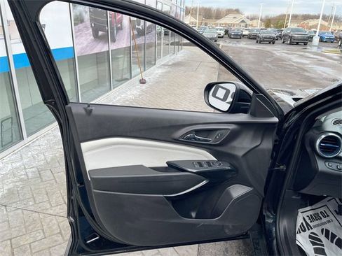 Certified 2025 Chevrolet Trax LT w/ LT Convenience Package image 18