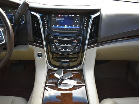 Used 2017 Cadillac Escalade Luxury AWD/4WD image 18