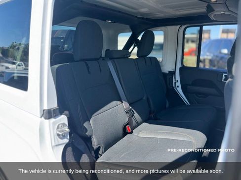 Used 2025 Jeep Wrangler Unlimited Sahara AWD/4WD image 13