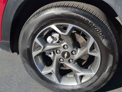 Used 2025 Chevrolet Trax LT w/ LT Convenience Package image 11