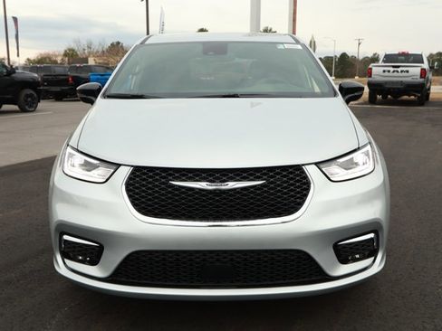 New 2026 Chrysler Pacifica Select image 2