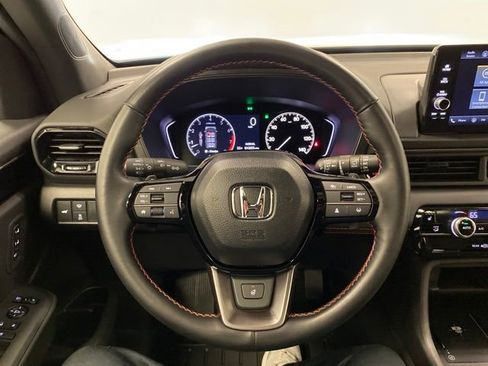 Used 2025 Honda Pilot TrailSport image 18