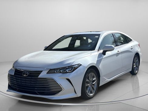 Used 2020 Toyota Avalon XLE w/ Moonroof Package image 2