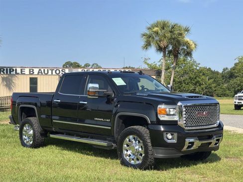 Used 2017 GMC Sierra 2500 Denali w/ Duramax Plus Package AWD/4WD image 4