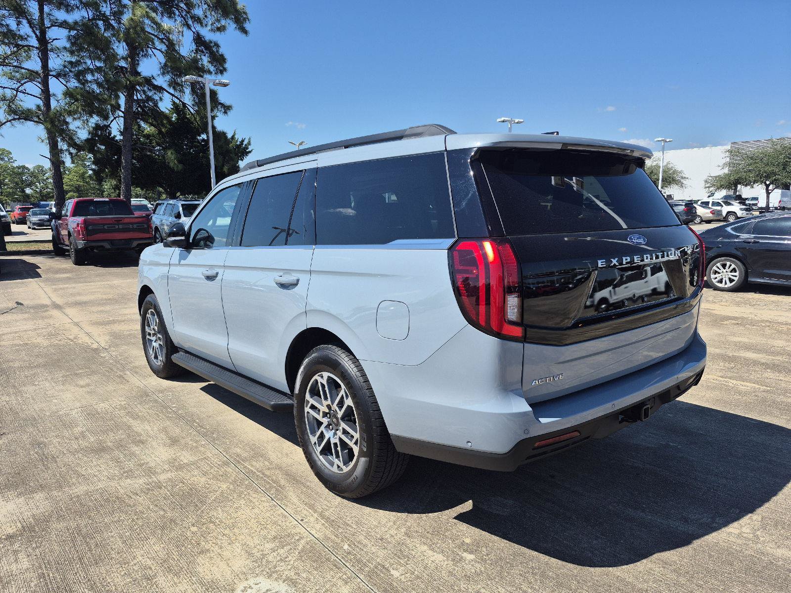 Used 2025 Ford Expedition Active RWD image 18