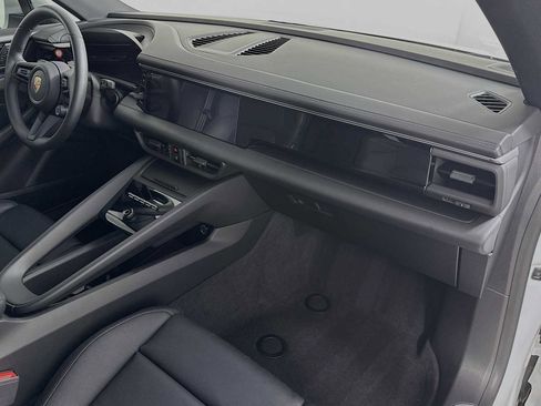 Certified 2025 Porsche Macan Electric image 29