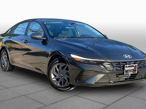 Used 2024 Hyundai Elantra Blue FWD image 3