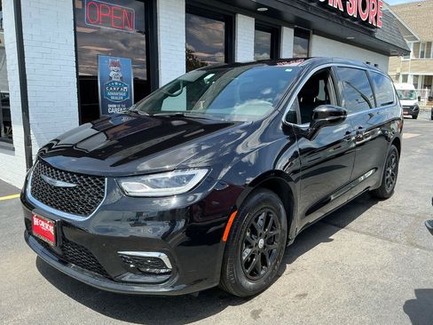 Used 2025 Chrysler Pacifica Select FWD image 2
