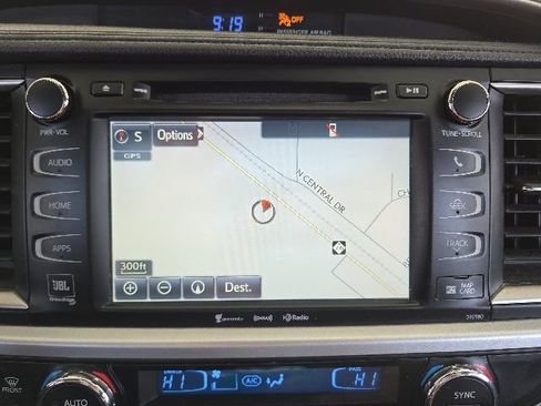 Used 2017 Toyota Highlander Limited AWD/4WD image 8