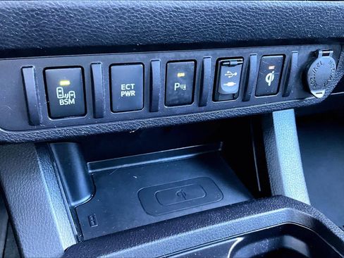 Used 2016 Toyota Tacoma TRD Off-Road w/ Premium & Technology Package AWD/4WD image 35