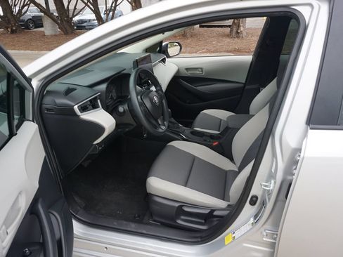 Used 2024 Toyota Corolla LE FWD image 2