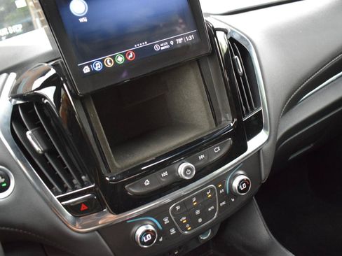 Used 2023 Chevrolet Traverse LT FWD image 25