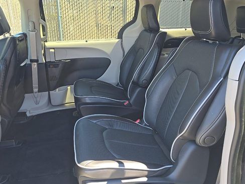 Used 2023 Chrysler Pacifica Limited w/ Uconnect Theater Family Group FWD image 10