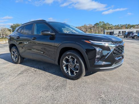 New 2026 Chevrolet Trax LT w/ Driver Confidence Package image 2