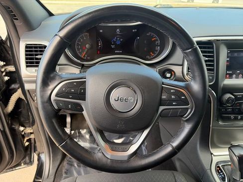 Used 2020 Jeep Grand Cherokee Laredo AWD/4WD image 27