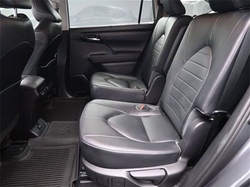 Used 2020 Toyota Highlander XLE image 23