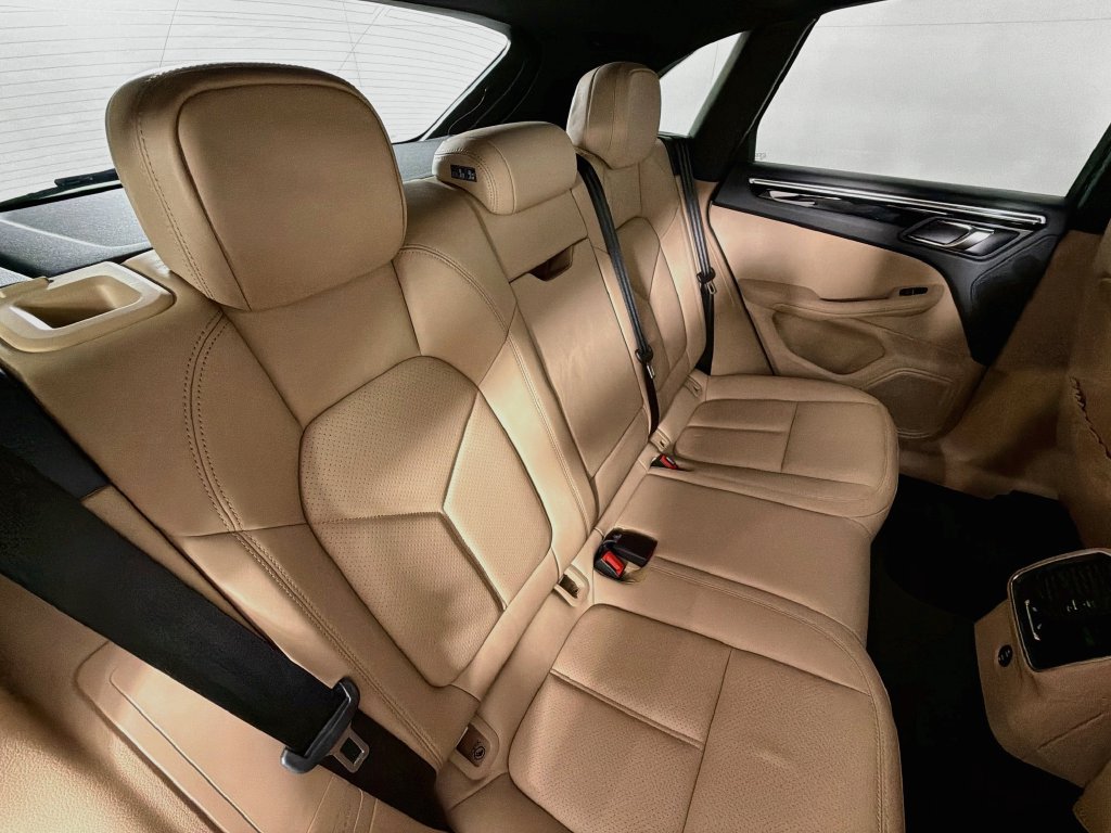 Certified 2023 Porsche Macan AWD/4WD image 29