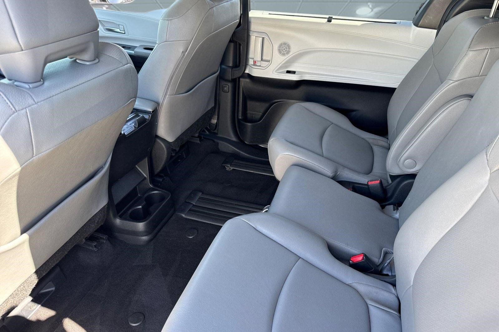 Used 2025 Toyota Sienna XLE FWD image 26