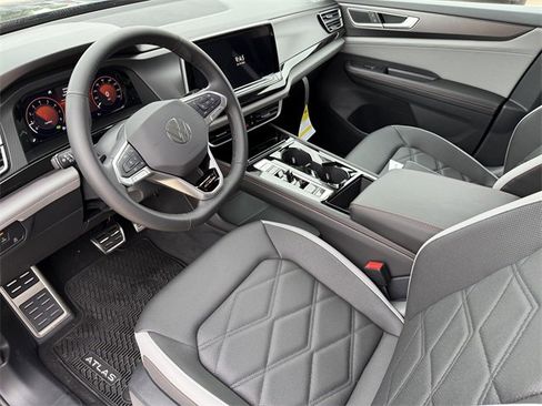 Certified 2025 Volkswagen Atlas Peak Edition SE image 9