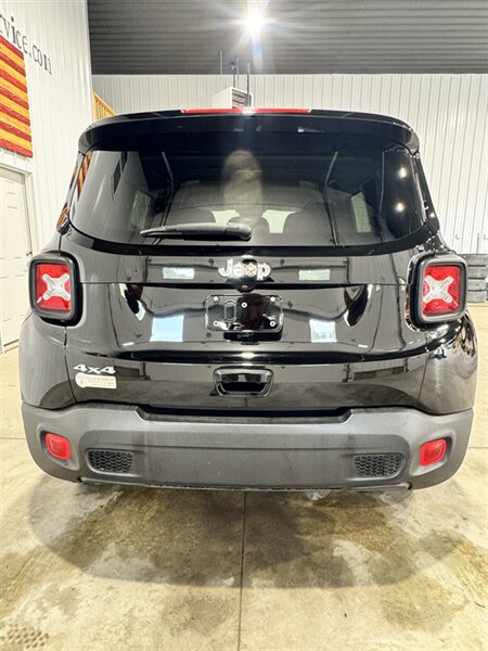 Used 2023 Jeep Renegade Latitude AWD/4WD image 5