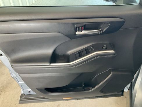 Used 2022 Toyota Highlander XLE image 5