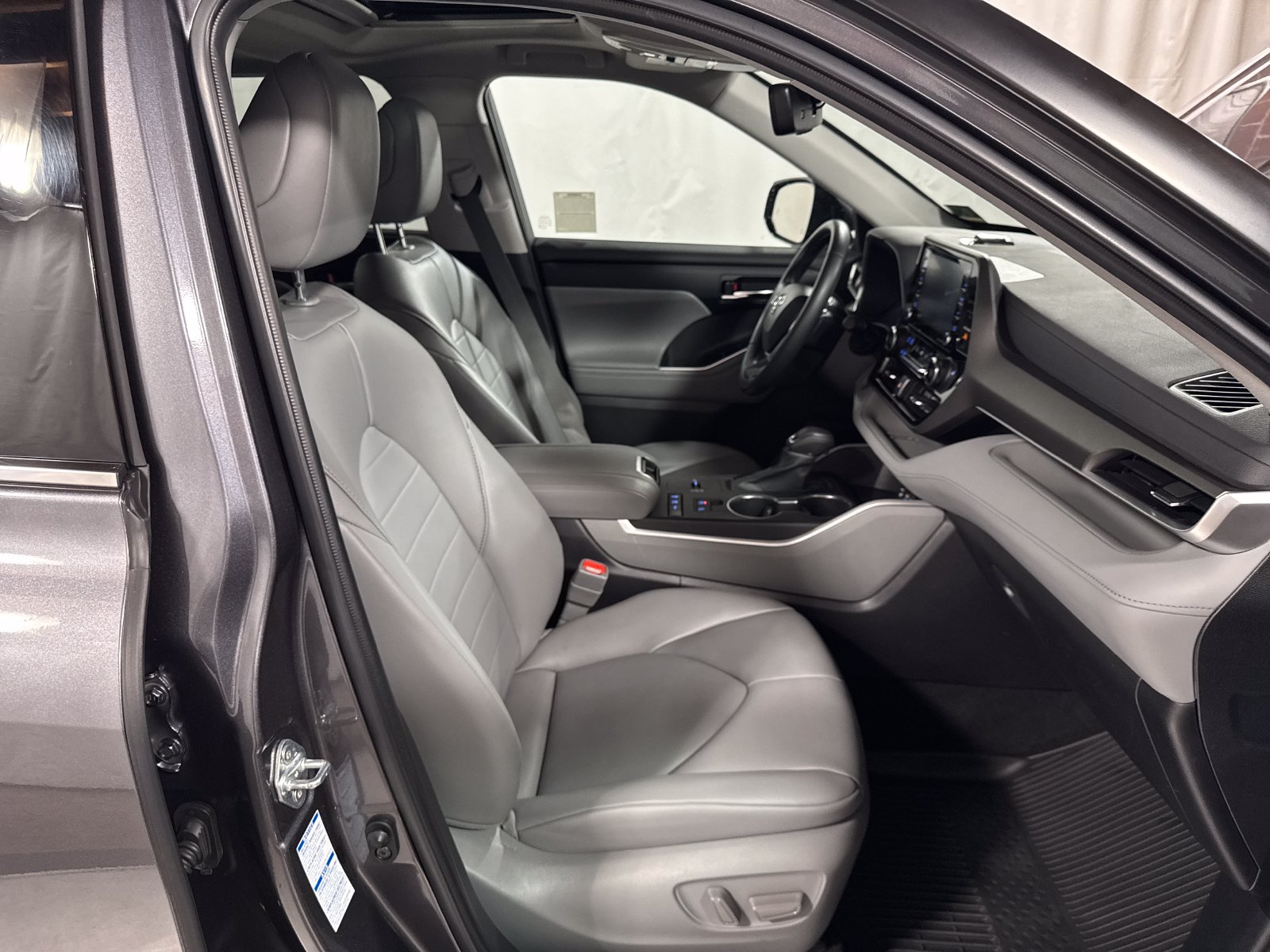 Used 2022 Toyota Highlander XLE AWD/4WD image 29